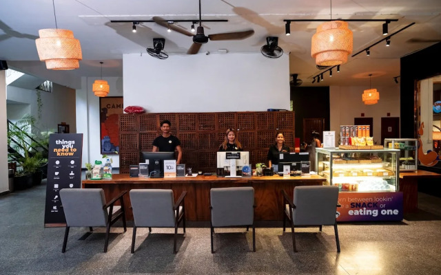 Mad Monkey Phnom Penh - Hostel