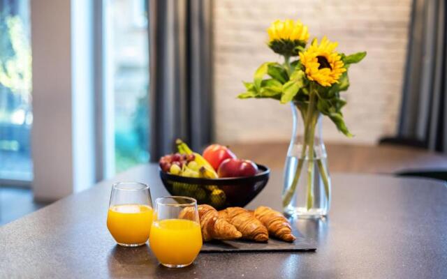 #stayhere - Unique Spacious & Modern 2BDR Upscale Neighbourhood