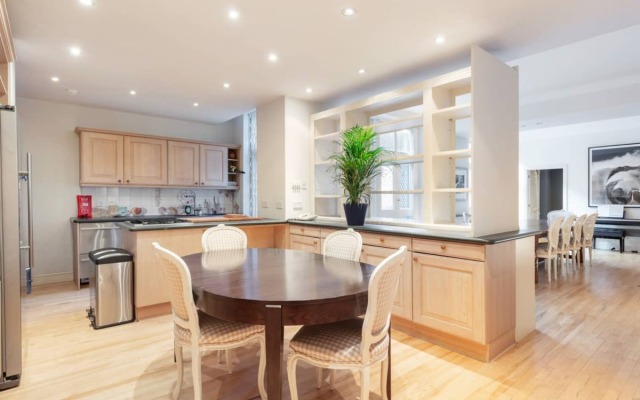 The Heart of Chelsea - Modern & Bright 3BDR Home with Gym, Parking & Patio