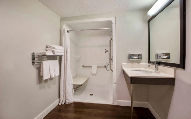 Days Inn & Suites by Wyndham Moncton