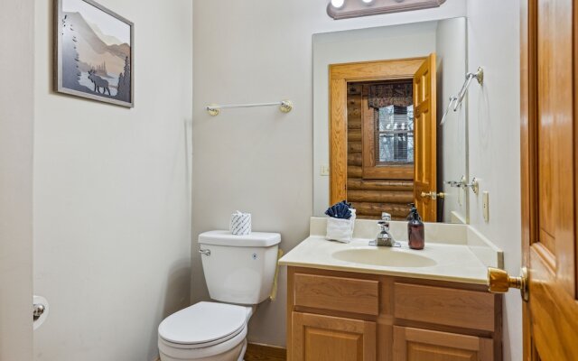 Golf View 2 Bedroom Cabin by RedAwning