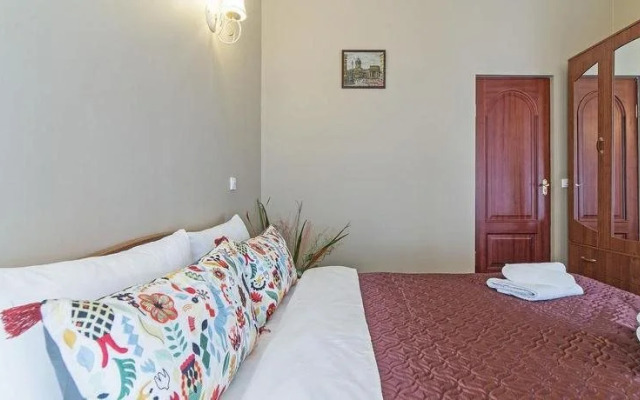 Anichkov Bridge Living Quarters