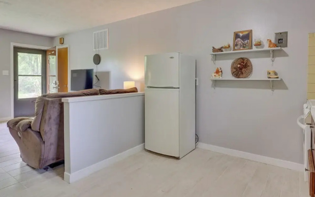 Cozy Youngstown Apartment w/ Central A/C + Heating