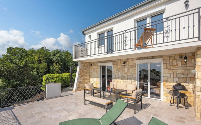 Hidden Pool House With Sea View