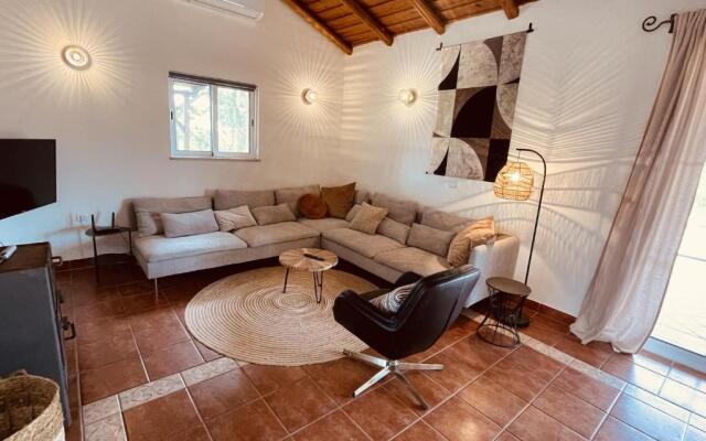 Casa Colinas Roxas by Portucasa