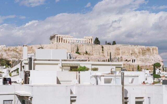 Minimal apartment on the shadow of the Acropolis