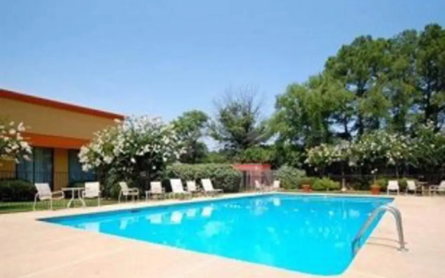 Rodeway Inn & Suites Conference Center