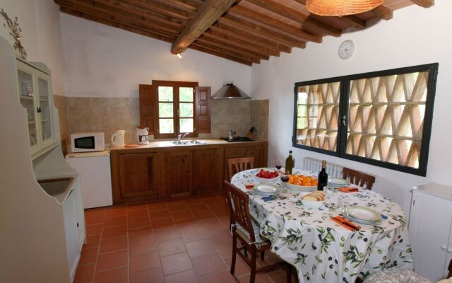 Soothing Holiday Home in Castelnuovo dei Sabbioni With Pool