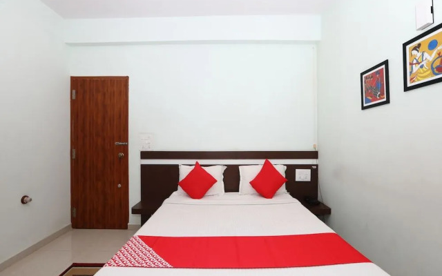OYO 15725 Golden Residency