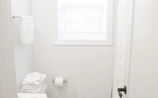 Detached Victorian Style Tiny Home - Long Stays U7