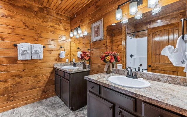 Breathtaking Views 10 Bedroom Cabin by Heavenly Views Resort