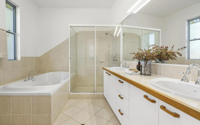 A Tropical Family Oasis in Sunshine Beach