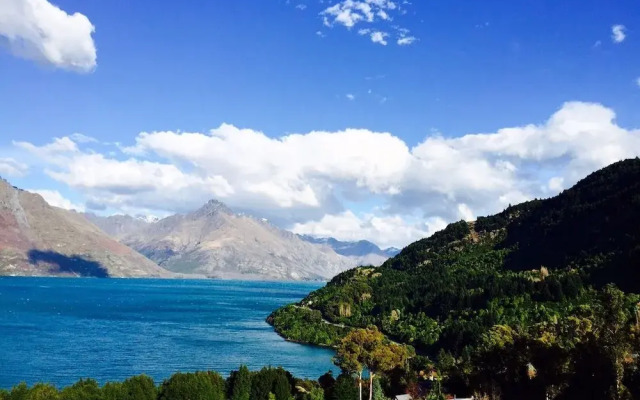 Queenstown Lakeview Holiday Home
