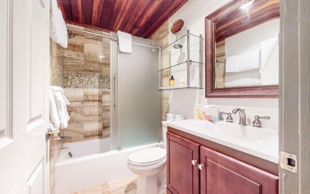 Escape to The Summit - Pool & HT Next Door