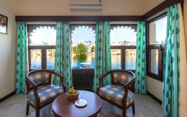 Hotel Sarovar on Lake Pichola