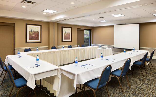 Holiday Inn Express & Suites Alpharetta - Windward Parkway by IHG