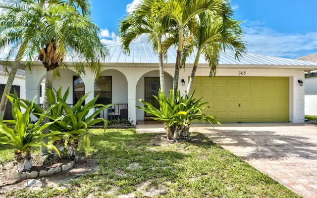 Avanti Vacation Rental, Relaxing 3-BR Retreat with Private Pool Minutes from Vanderbilt Beach and Delnor-Wiggins State Park. Enjoy Southern Exposure, BBQ Area, and Pet-Friendly Comfort