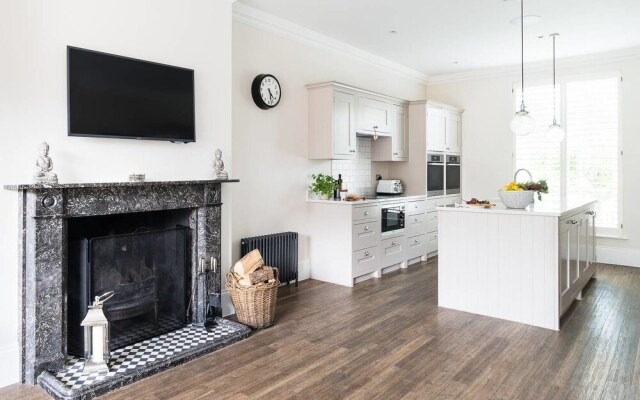 Stylish 5BR House in Hampton Court