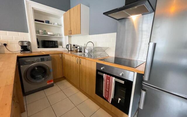 Spacious 3 bedroom Victorian flat City Centre