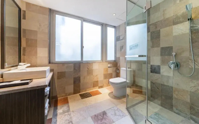 Rezen Kingtown Hotel (Chongqing Xinpaifang)