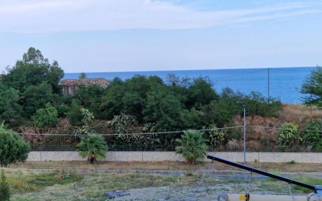 Miriam 21, a 300 metri dal mare