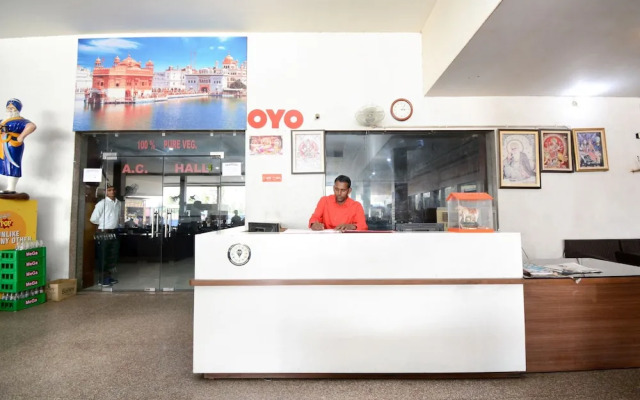 Oyo 35733 Divine Star Dhaba
