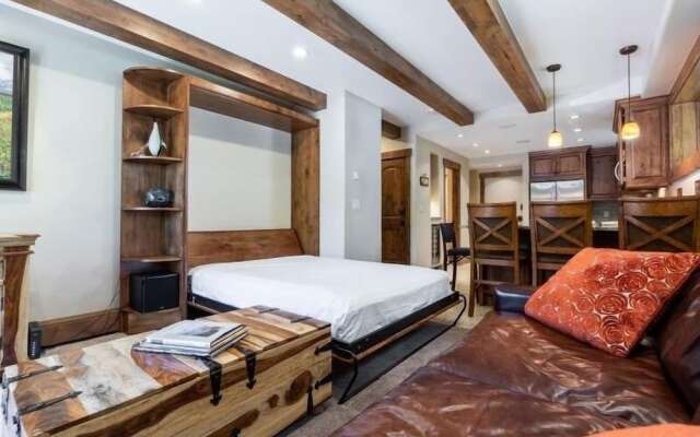 Villa Cortina 130 Condo Short Walk to Vail Village by RedAwning