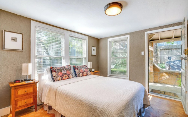4 Mi to Dtwn: Pet-friendly Austin Studio