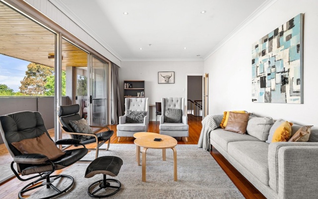 Spacious 5-bed Home With Pool in Glen Iris – Guest Rooms – Melbourne