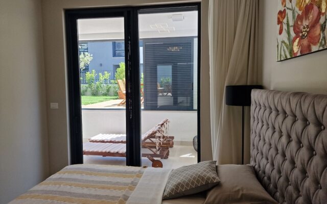 Luxury Modern apt w Garden, 3 min Walk to Beach