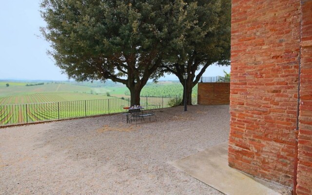 Quaint Farmhouse in Montepulciano with Pool