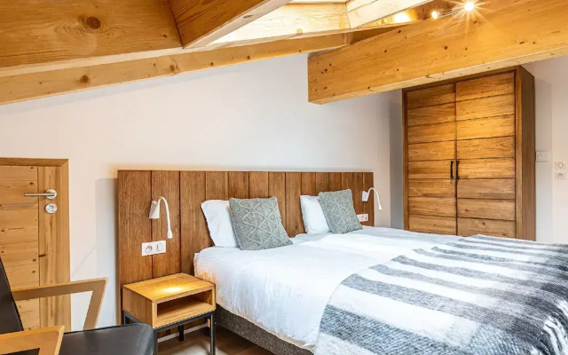 Penthouse with spacious balcony, ski lift 1.5 km away.