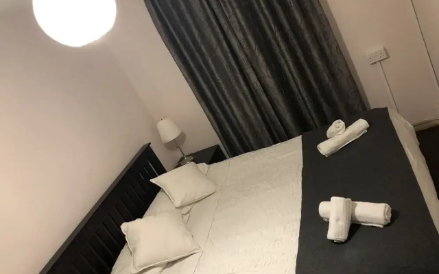 1 Bed-sleeps 4-free Parking-15 Min to Putney