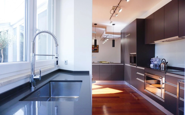 Gulbenkian Terrace Bright Luxury Apt