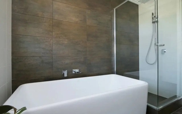 Luxury 4-bedroom House - Mount Lawley