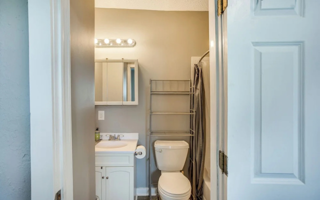 Lakefront Mound Getaway: Near Snowmobiling Trails!
