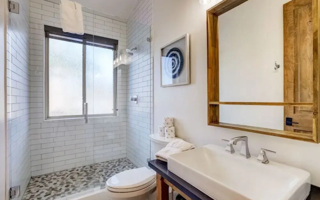 Luxe Mountain Chalet - Hot Tub, Man Cave, Foosball, Peloton