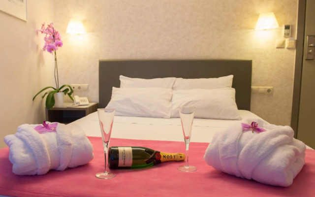 Astron Hotel