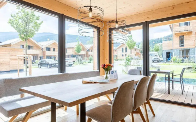 Spacious Apartment With Pool