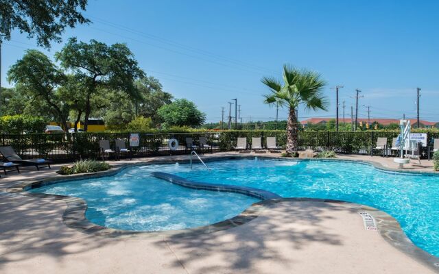 Holiday Inn Express & Suites San Antonio Medical-Six Flags