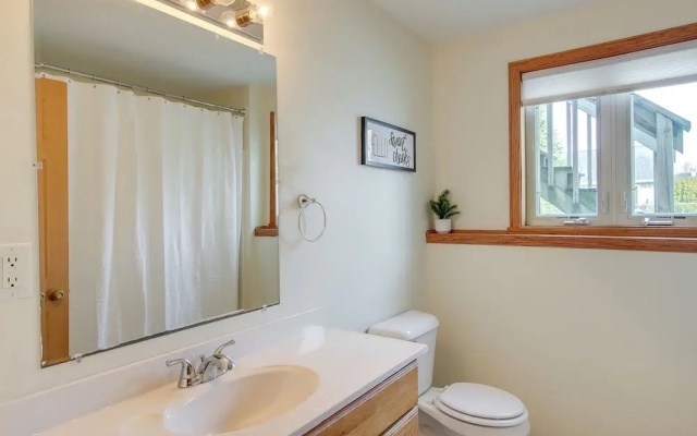 Bright Little Chute Condo w/ Deck & Yard!