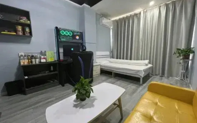 Free People E-sports Hotel