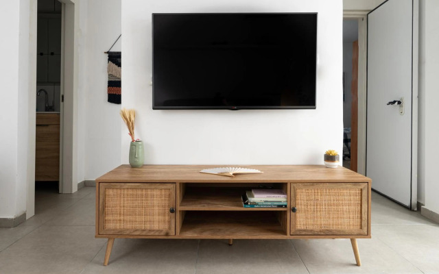 New Stylish 2-BR Apartment with Private Balcony