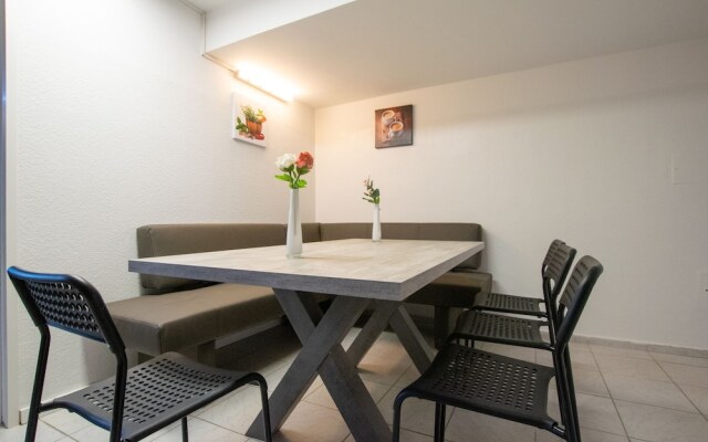 Tolstov-Hotels Convenient 4 Room Apartment