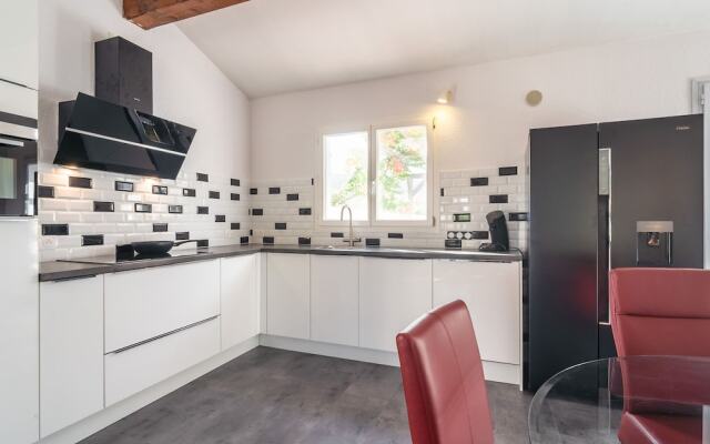 Lavish Villa in Pouzols-Minervois with Jacuzzi