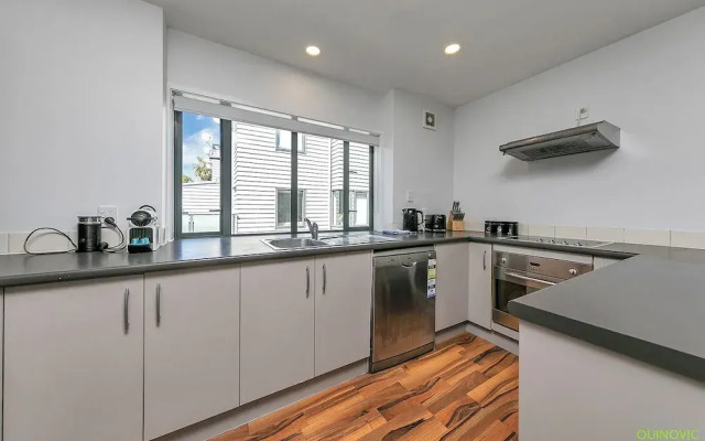Parnell Gem w/ Balcony & Parking Near Arena