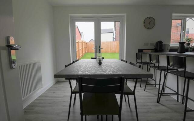 Beautiful 4-bed House 15 Mins to Cardiff & Newport