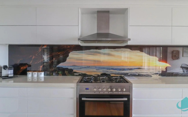 Splendour Hideaway - Luxury pool at Caves Beach