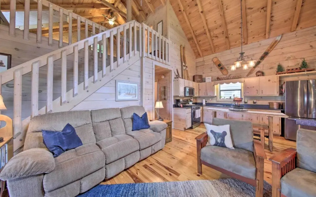 Treetop Hideout w/ Long-range Mountain Views!