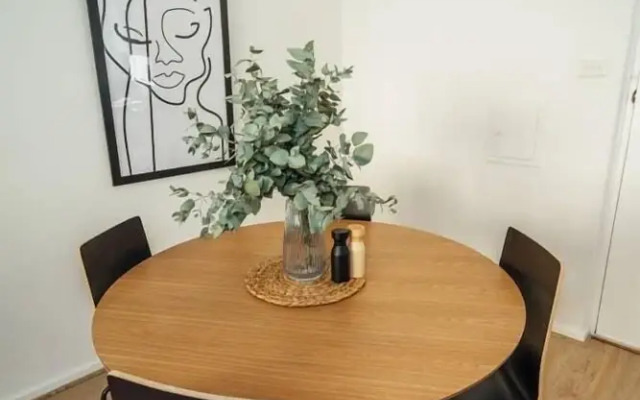 Sahara on Anzac-Close to Airport, city & beach!